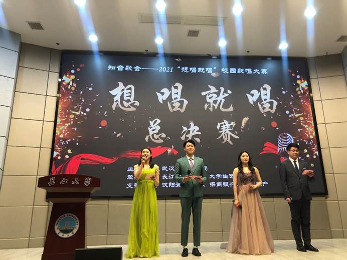 图片包含 室内, 桌子, 游戏机, 房间描述已自动生成