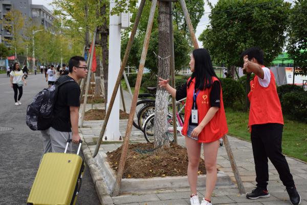 学生记者 王一鸣（6） - 副本.JPG