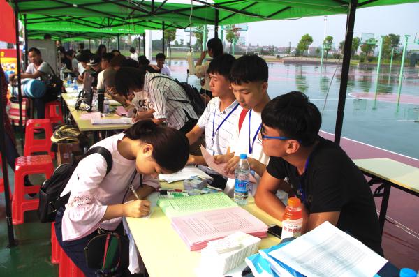 学生记者 王雷摄 (2).JPG