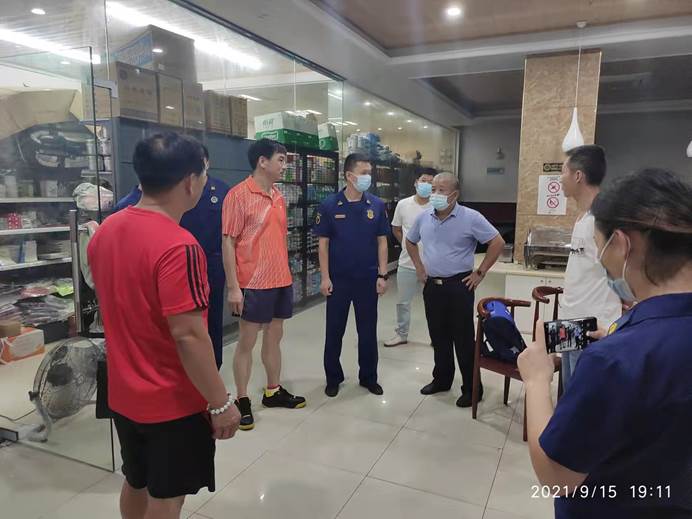 一群人站在室内描述已自动生成