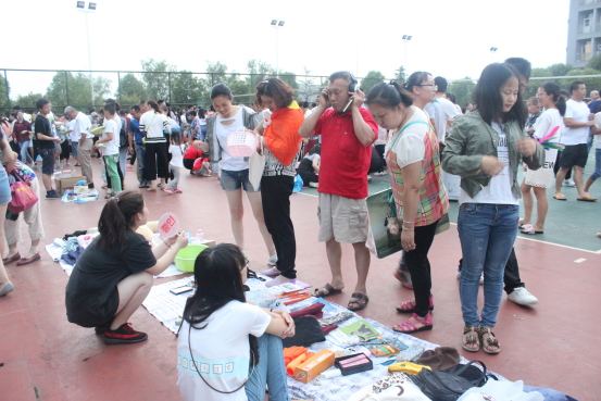 (新闻定稿 6.15)毕业生跳蚤市场热闹开场448.png