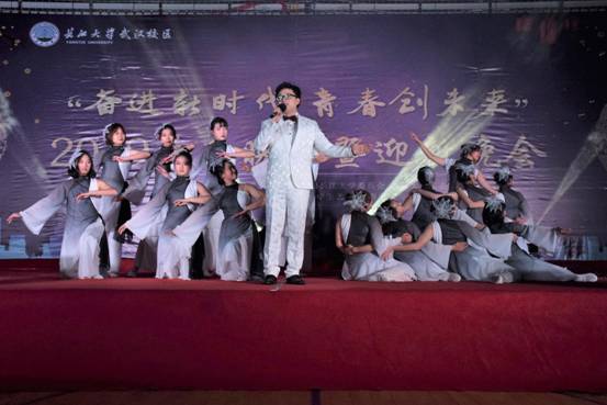 学生记者 刘昊  (18)