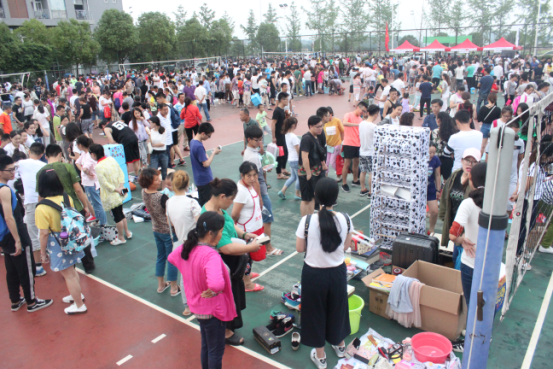 (新闻定稿 6.15)毕业生跳蚤市场热闹开场106.png