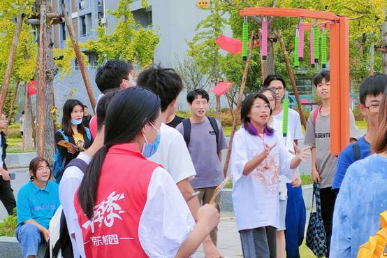 一群小孩站在人群中描述已自动生成