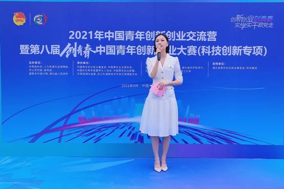 穿着蓝色衣服的人在水里低可信度描述已自动生成