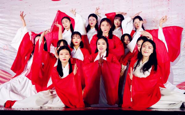 见习记者 魏钰婷 元旦晚会  (3)_副本.jpg